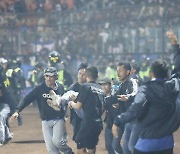 충격! 무려 125명 이상 사망. 인도네시아 프로축구 라이벌전 세계최악의 비극 발생.