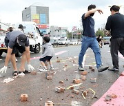 [포토] 적재물 치우는 시민들