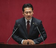 與 "文, 국민의 준엄한 질문과 유족의 애끓는 절규에 답해야"