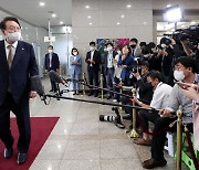 尹대통령 지지도 34.6%→31.2%..비속어 논란에 하락