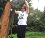21세 의대생 출신 여성 환경운동가, 영국 코로나19 영웅 기념비에 배설물 쏟은 이유는