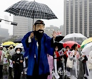 우산 쓴 단군할아버지[포토뉴스]
