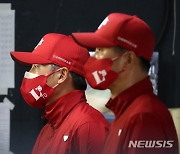 구단 직원도 총출동했는데..'우승 축포' 못 터뜨린 SSG