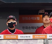 [ST포토] 김원형 감독 '일구일구 따라가는 눈'