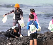 "서울도심 쓰레기 함께 주워요"..롯데백화점 '시티플로깅'