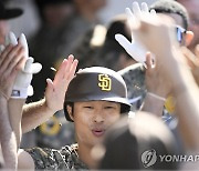 김하성, 11호 홈런에 28번째 멀티 히트..MLB 샌디에이고 PS 진출(종합)