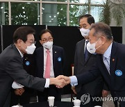 인사하는 정진석 비대위원장과 이상민 장관