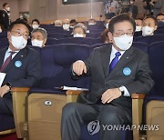 개천절 경축식 참석한 정진석 비대위원장과 이재명 대표