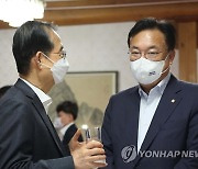 대화하는 한덕수 총리와 정진석 비대위원장