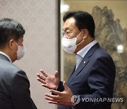대화하는 정진석 비대위원장과 김대기 대통령비서실장