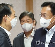 대화하는 한덕수 총리와 정진석 비대위원장, 김대기 비서실장