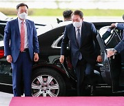 출근하는 윤 대통령 '연이은 北 도발, 대책은?'