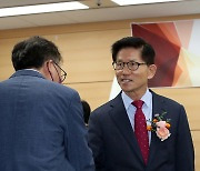 직원들과 인사 나누는 김문수 위원장