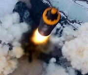 탄도미사일 도발 수위 높이는 북한..5년만에 일본 상공 넘겼다
