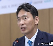 은행 찾아간 금감원장..'재연장' 코로나 대출지원 격려