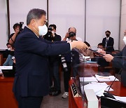 [국감] 선서문 제출하는 박진 외교부 장관