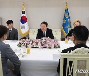 尹대통령, 중기·스타트업 만나 "여러분의 세일즈맨 되겠다"