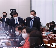 [국감]외통위원장에 항의하는 민주당 의원들