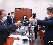 [국감]선서문 제출하는 박진 장관