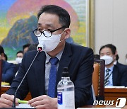 [국감] 증인 출석해 질의 답하는 박이삼 이스타항공 조종사지부장