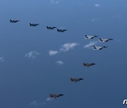 美·日 전투기 일본 영해 비행..北 탄도미사일 대응 합동 군사훈련