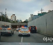 꽉 막힌 출근길 '모세의 기적'..응급환자 10분만에 이송한 경찰