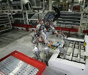 작은 부품도 집는 테슬라 로봇.. "공장 근로자 대체할 수도"