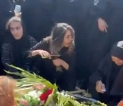 최근 이란의 여성들이 '히잡'을 불태우고 있는 이유는?