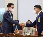 국정감사에서 만난 최정우 포스코그룹 회장과 이강덕 포항시장