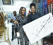 LG전자, 나이지리아서 올레드 TV 포장 박스 재활용 예술 작품 전시회