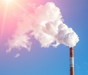 [단독] 온실가스 뿜어댄 기업들, 그 덕에 되레 5600억 벌었다