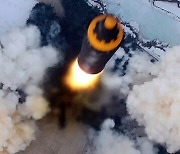 북한, '괌 타격' 미사일 능력 입증..2017년 위기 재현되나