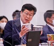 쌀값 하락에도 수입산쌀 쓴 CJ제일제당·오뚜기 "국산쌀로 교체 검토할 것"