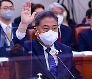 박진 "거취, 임명권자 결정 따를 것"..민주당과 대립각