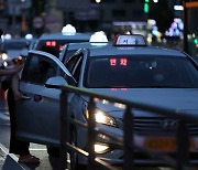 Seoul to raise late-night taxi hailing fees to tackle nighttime taxi shortage
