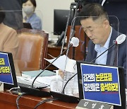 '장관 없는 국감' 나선 교육부..'김건희 논문 증인' 놓고 소란도