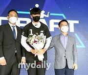 [MD포토] 이현승 '1라운드 2순위로 현대캐피탈 유니폼 입었다'