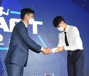 [MD포토] 권영민 감독 '1라운드 5순위로 지명한 장신 세터 김주영'