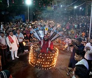 인도 나브라트리 축제, 의식 행하는 남성