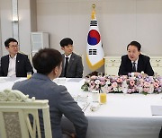 윤대통령, 중기·스타트업 기업들 만나 "제가 여러분의 세일즈맨"