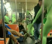 "외계인에 공격당했다"..형광색 복면 강도단, 美 지하철서 10대 승객 집단 폭행