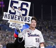 '최종전서 56호포' 무라카미, 일본인 최다 홈런에 최연소 타격 3관왕