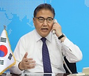 미 국무장관과 통화하는 박진 장관