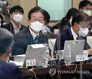 "평화쇼에 또 속으면 안돼" "깡통안보" 北도발 등 국방위서 공방