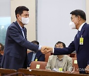 악수하는 최정우 포스코 그룹 회장과 이강덕 포항시장