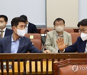대화하는 최정우 포스코 그룹 회장과 이강덕 포항시장