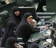 의회 참석한 이란 여성 의원들..'히잡 시위' 지속
