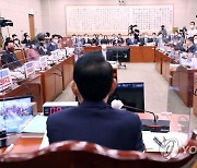 국감 첫날 파행 속출..'尹대통령 비속어 논란' 영상 재생도(종합)