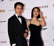 [TEN 포토] 신하균-한지민 '팔장끼고 다정하게'(27th BIFF)