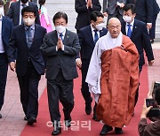 [포토]대한불교조계종 제37대 총무원장 진우 스님 취임 법회 참석한 이재명